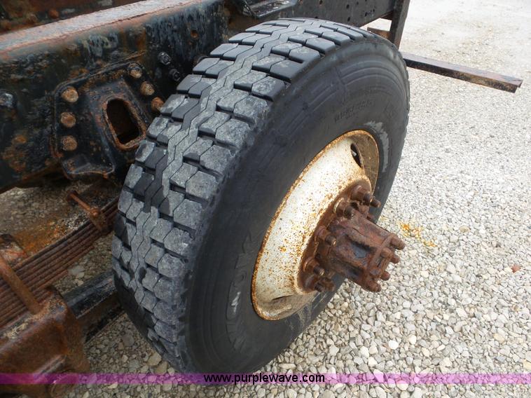 image for item L6921 1999 International 4900 truck cab and chassis