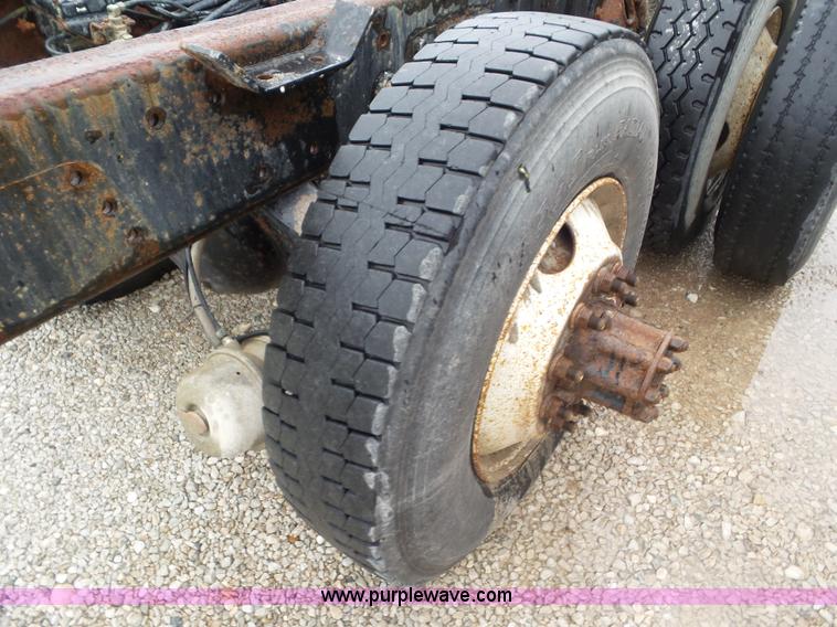 image for item L6921 1999 International 4900 truck cab and chassis