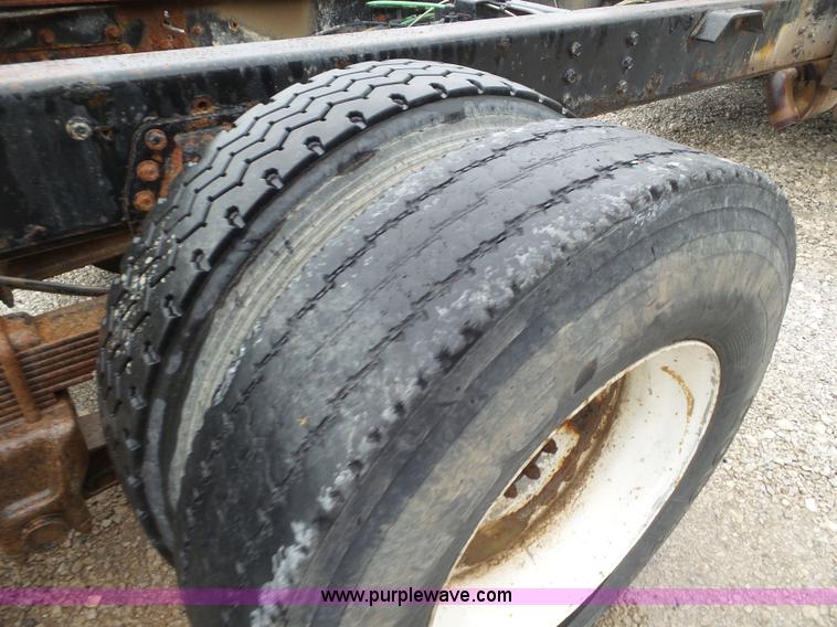 image for item L6921 1999 International 4900 truck cab and chassis