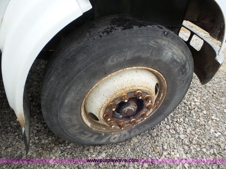 image for item L6921 1999 International 4900 truck cab and chassis