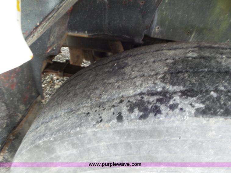 image for item L6921 1999 International 4900 truck cab and chassis