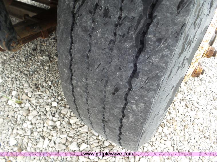 image for item L6921 1999 International 4900 truck cab and chassis