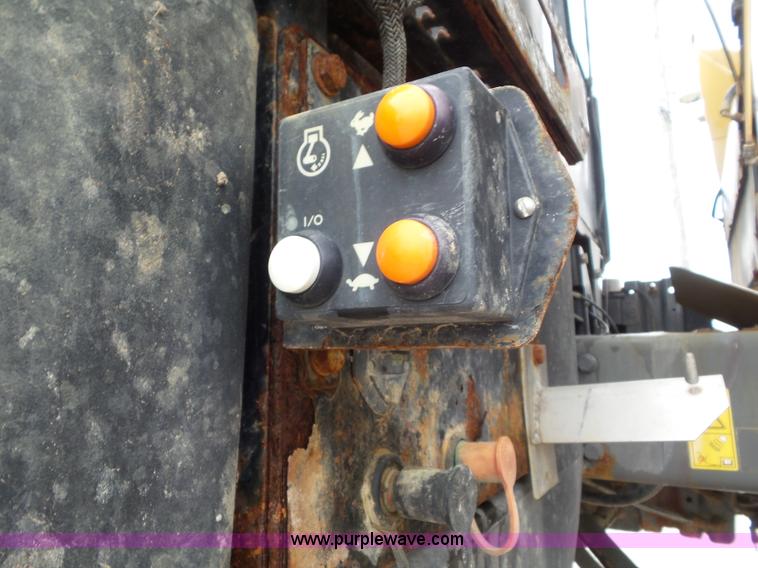 image for item L6922 2012 Ag-Chem RoGator RG1300 self-propelled applicator