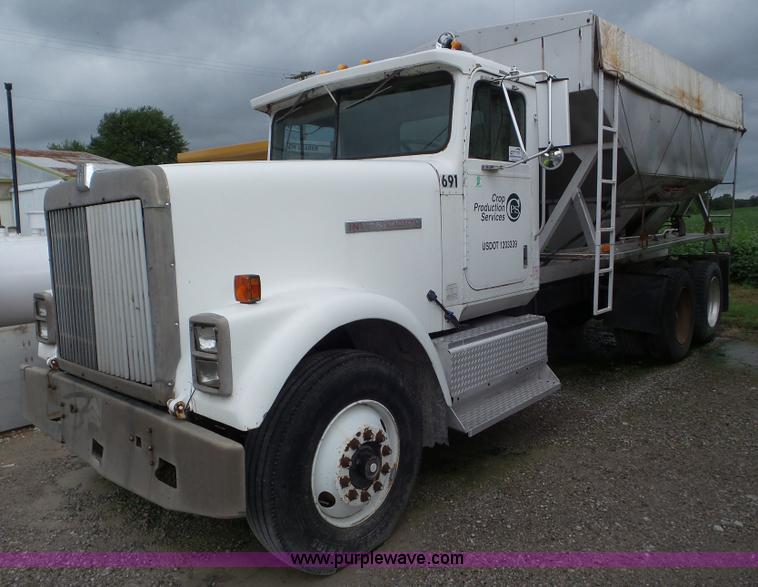 image for item L6924 1985 International tender truck