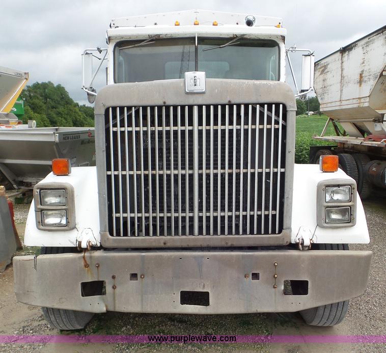 image for item L6924 1985 International tender truck
