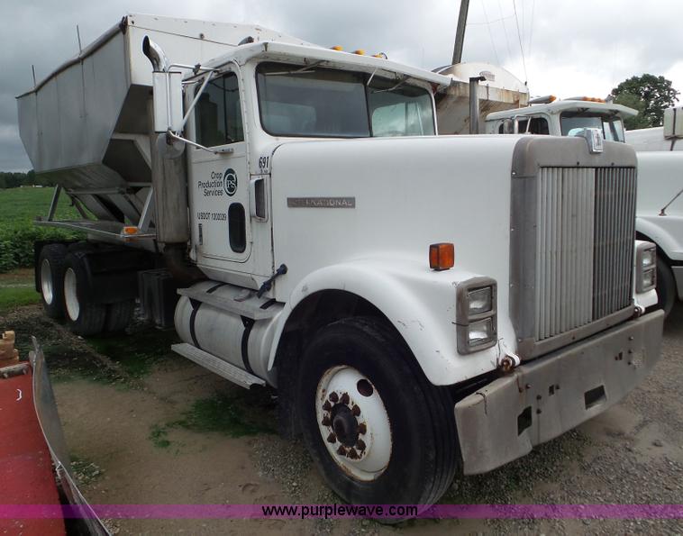 image for item L6924 1985 International tender truck