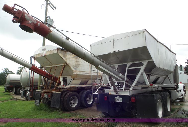 image for item L6924 1985 International tender truck