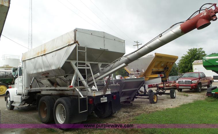 image for item L6924 1985 International tender truck