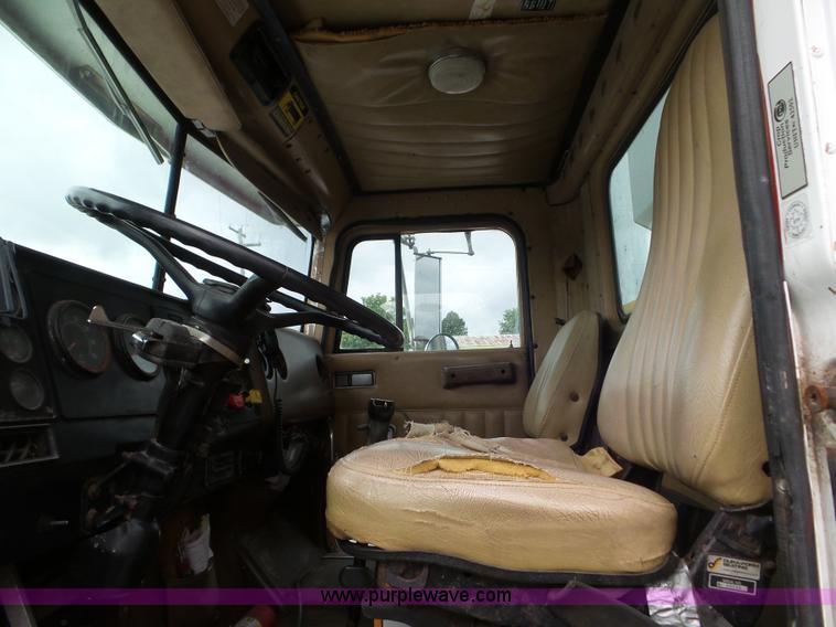 image for item L6924 1985 International tender truck