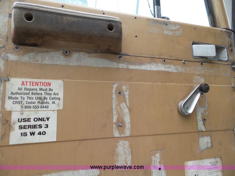 image for item L6924 1985 International tender truck