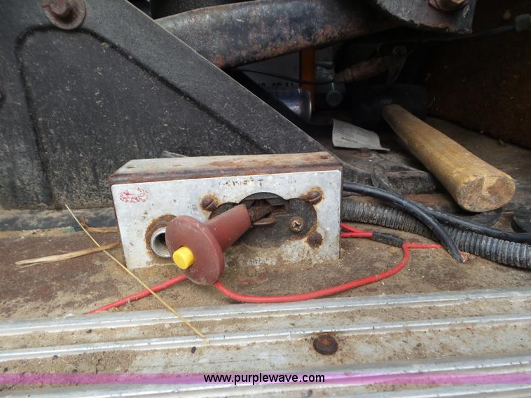 image for item L6924 1985 International tender truck