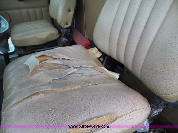 image for item L6924 1985 International tender truck