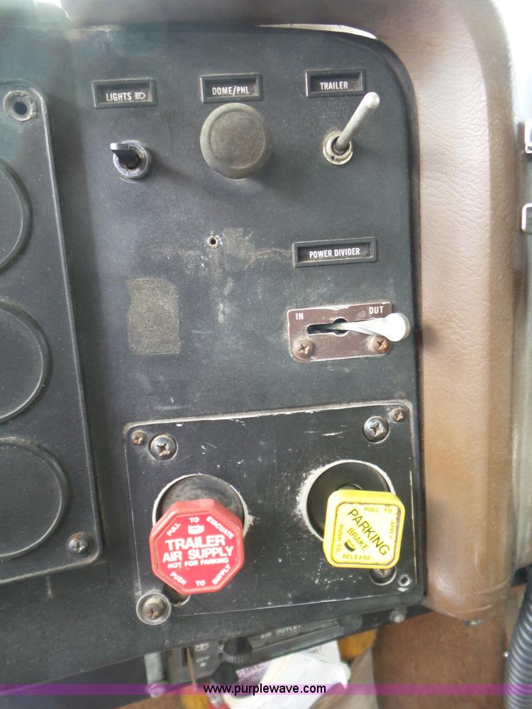 image for item L6924 1985 International tender truck