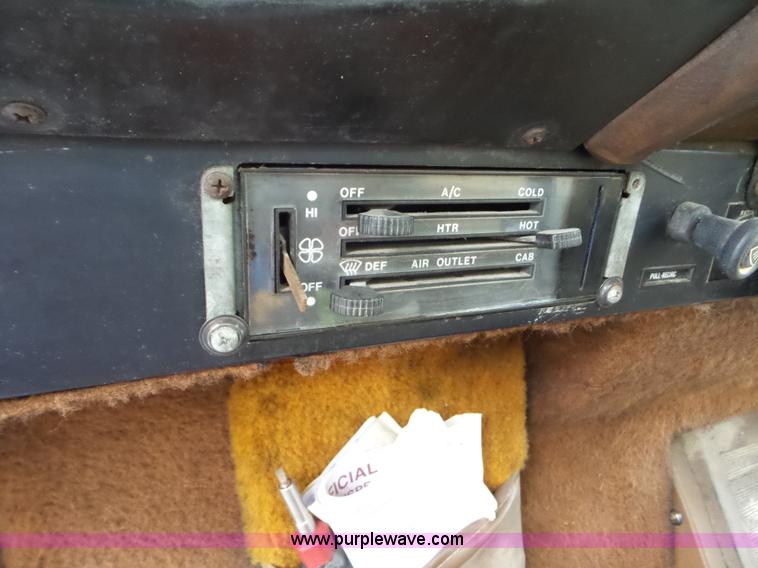 image for item L6924 1985 International tender truck