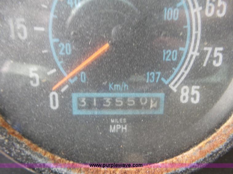 image for item L6924 1985 International tender truck