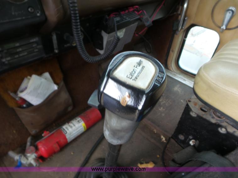 image for item L6924 1985 International tender truck