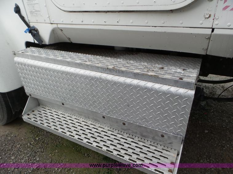 image for item L6924 1985 International tender truck