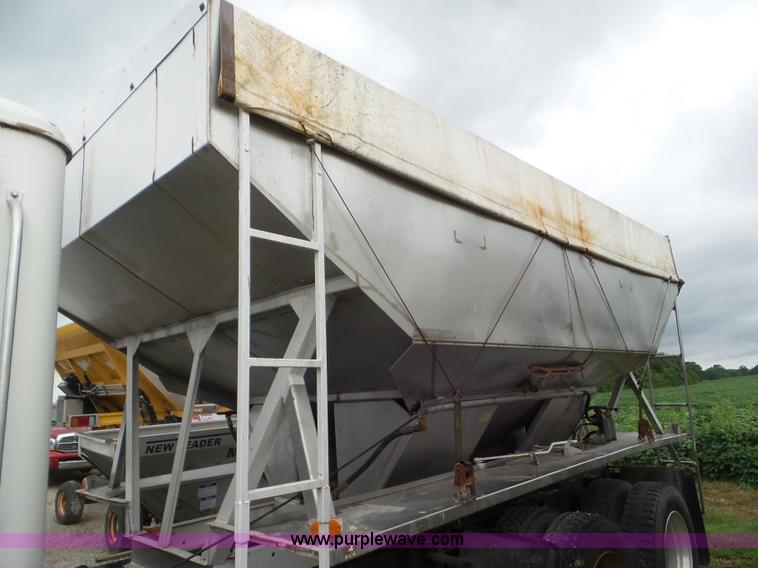 image for item L6924 1985 International tender truck