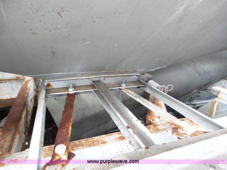 image for item L6924 1985 International tender truck