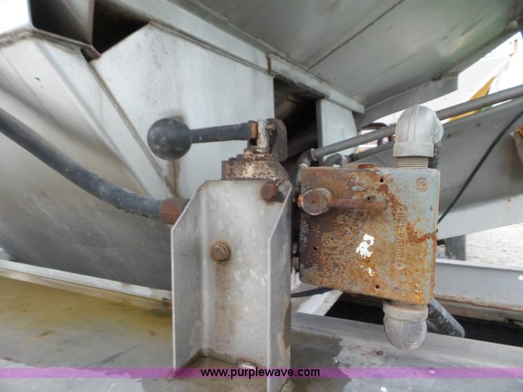 image for item L6924 1985 International tender truck