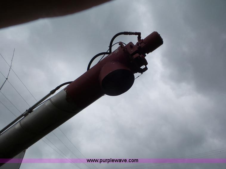 image for item L6924 1985 International tender truck