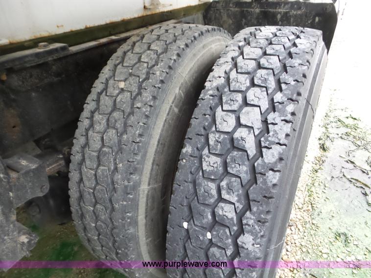 image for item L6924 1985 International tender truck