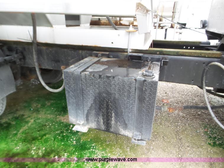 image for item L6924 1985 International tender truck