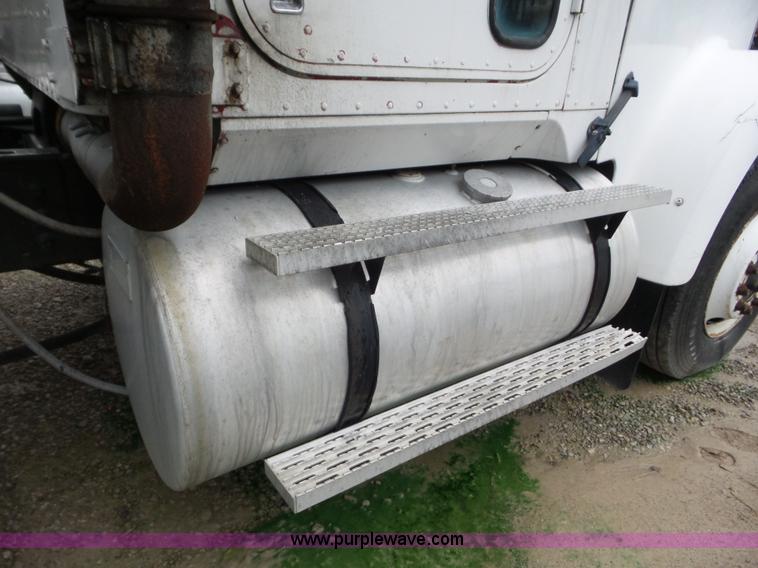 image for item L6924 1985 International tender truck