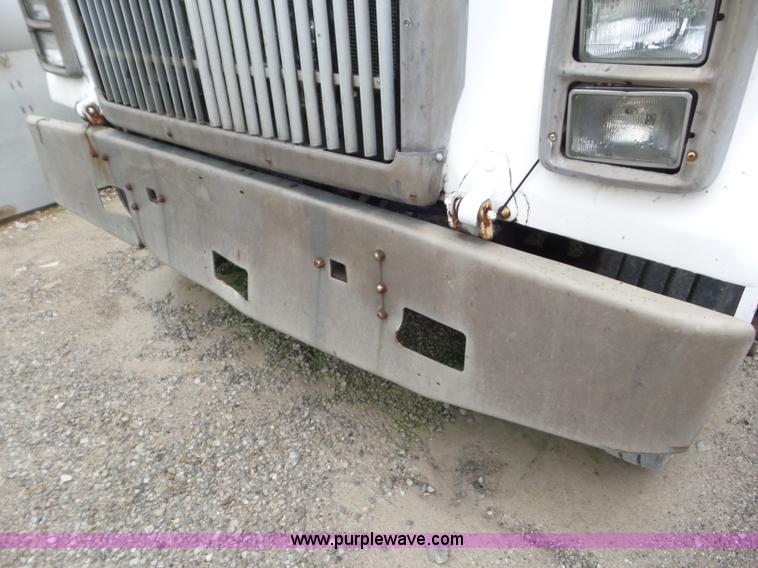 image for item L6924 1985 International tender truck