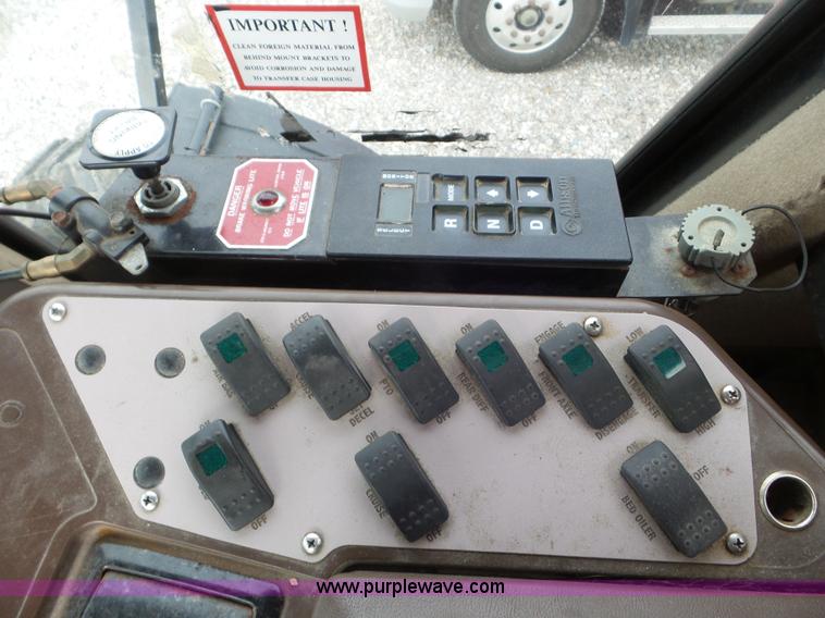 image for item L6925 2009 Vector V300 self-propelled applicator