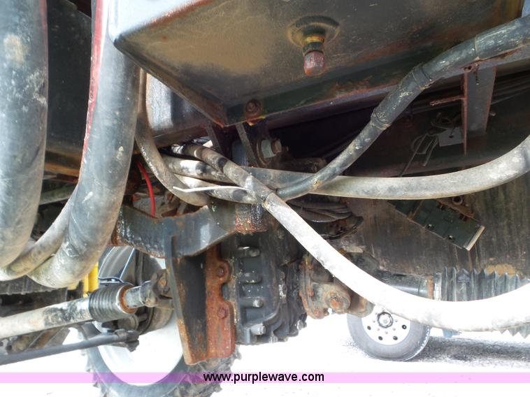 image for item L6925 2009 Vector V300 self-propelled applicator