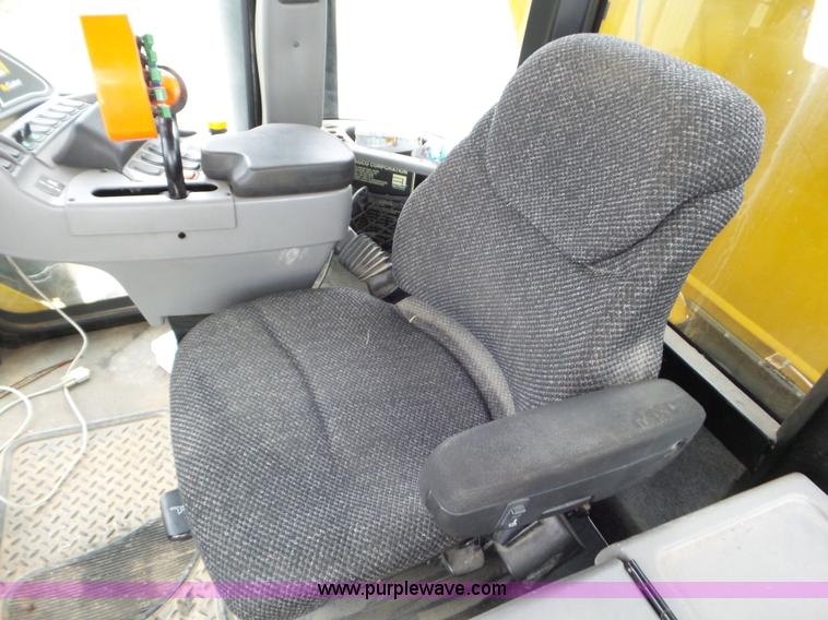 image for item L6926 2007 Ag-Chem RoGator 1074SS self-propelled applicator