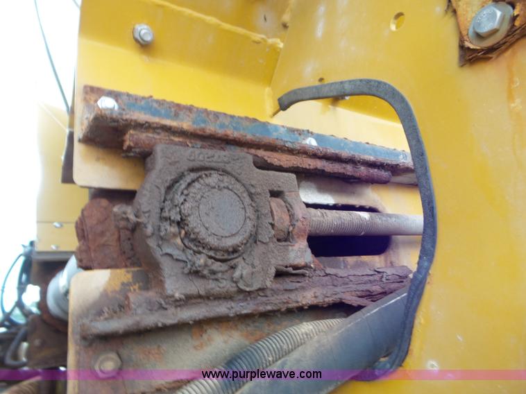 image for item L6926 2007 Ag-Chem RoGator 1074SS self-propelled applicator