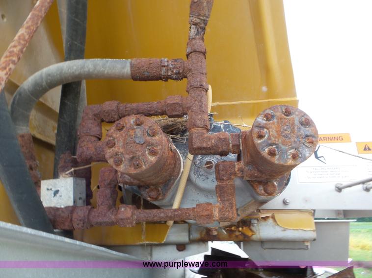 image for item L6926 2007 Ag-Chem RoGator 1074SS self-propelled applicator