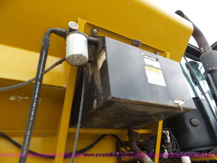 image for item L6926 2007 Ag-Chem RoGator 1074SS self-propelled applicator