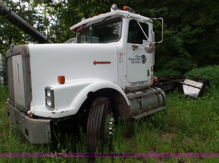 image for item L6927 1988 International F9370 truck chassis
