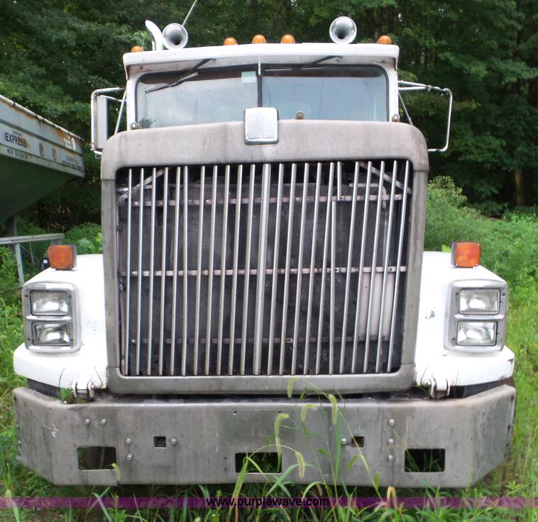 image for item L6927 1988 International F9370 truck chassis