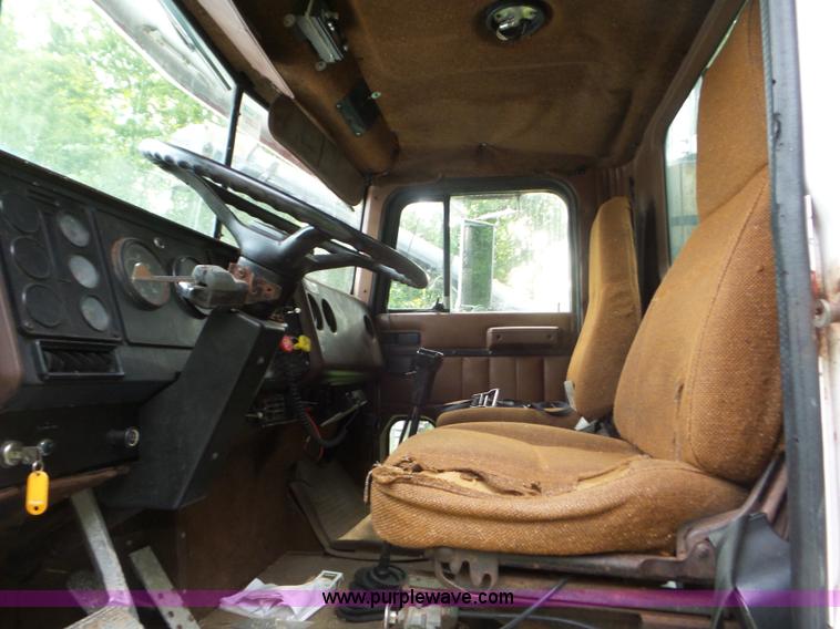 image for item L6927 1988 International F9370 truck chassis