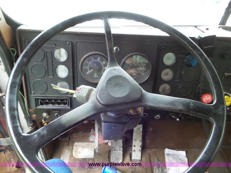 image for item L6927 1988 International F9370 truck chassis