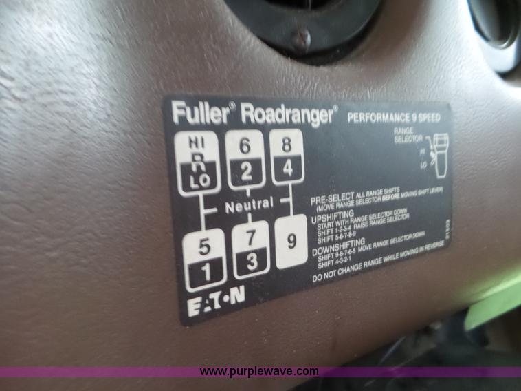 image for item L6927 1988 International F9370 truck chassis