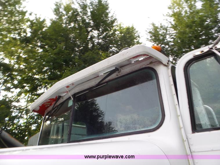 image for item L6927 1988 International F9370 truck chassis