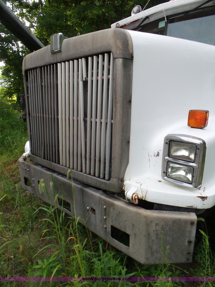 image for item L6927 1988 International F9370 truck chassis