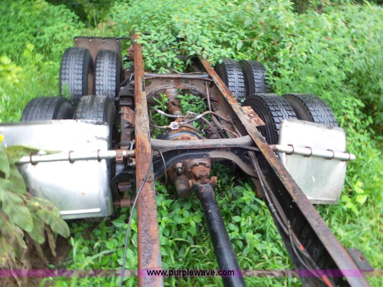 image for item L6927 1988 International F9370 truck chassis