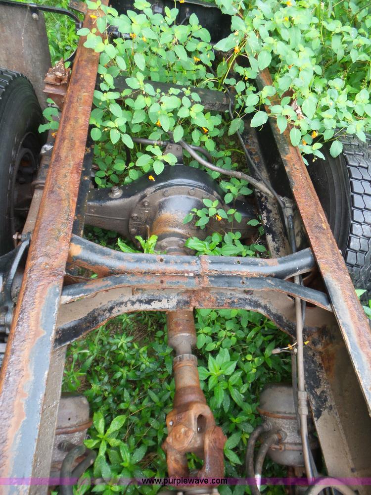 image for item L6927 1988 International F9370 truck chassis