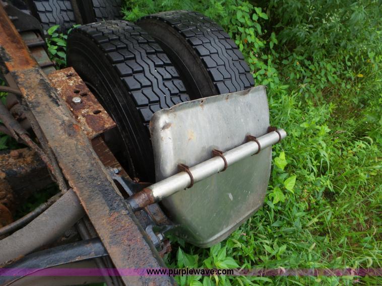 image for item L6927 1988 International F9370 truck chassis