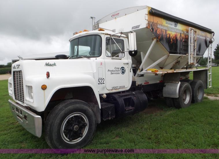 image for item L6930 1986 Mack R686ST tender truck