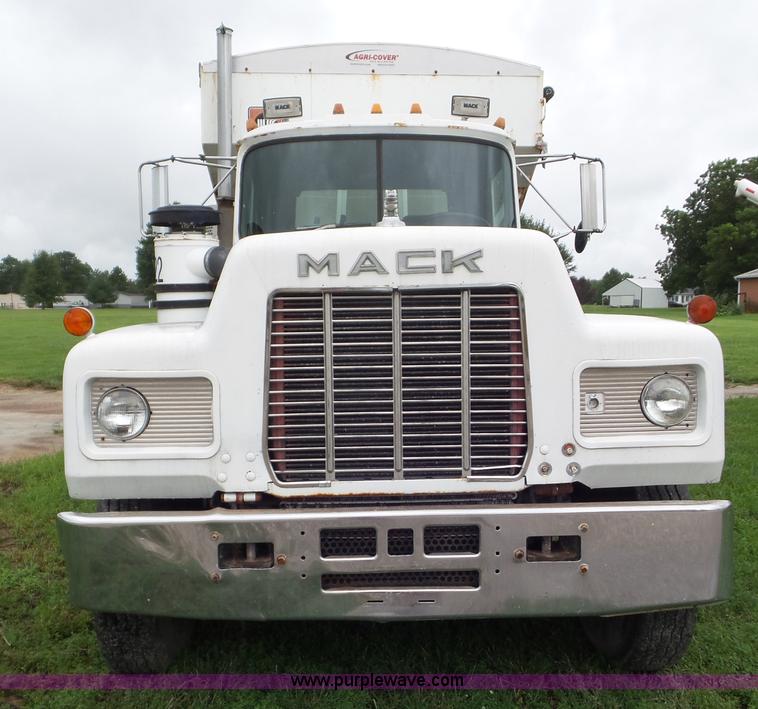 image for item L6930 1986 Mack R686ST tender truck