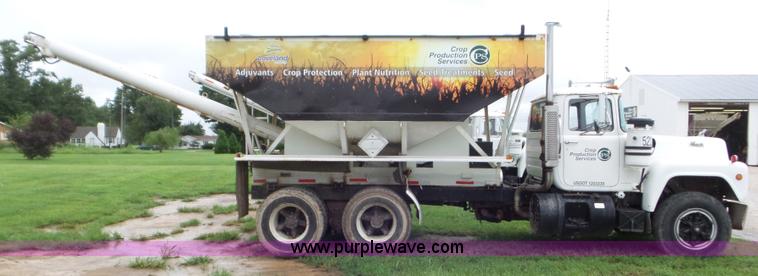 image for item L6930 1986 Mack R686ST tender truck