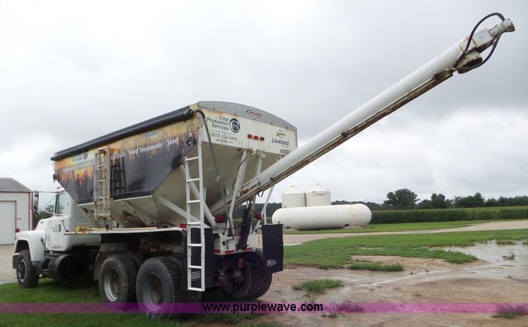 image for item L6930 1986 Mack R686ST tender truck