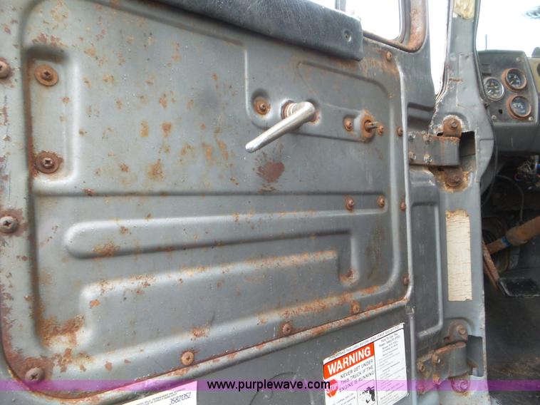 image for item L6930 1986 Mack R686ST tender truck